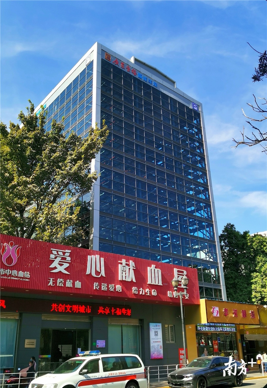 长安医院停车楼。