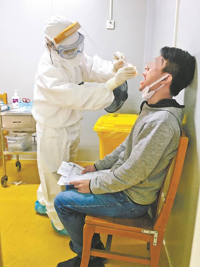 近日到医院进行核酸检测的市民明显增多 近日到医院进行核酸检测的市民明显增多