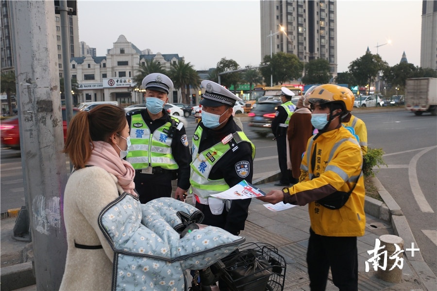 街头文明劝导。