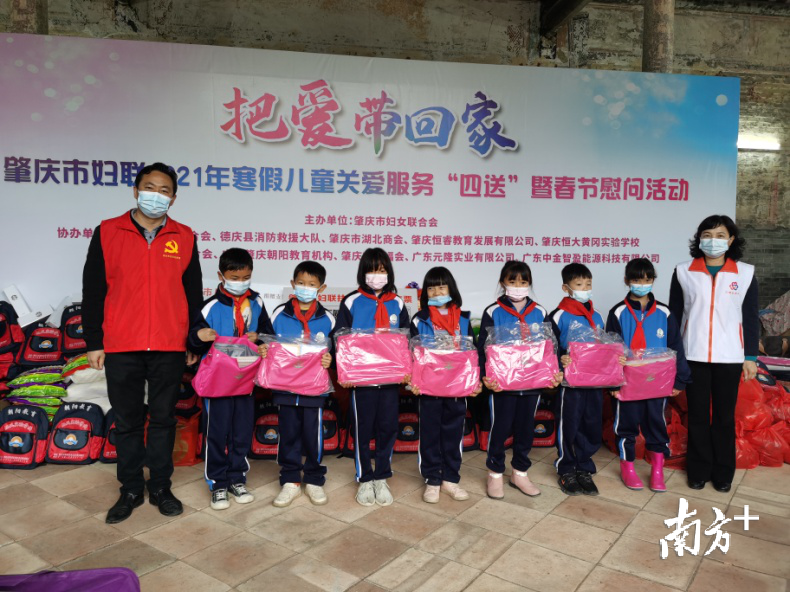 肇庆市妇联主席张晓兰、德庆县委常委、组织部部长聂玉成向学生代表赠送“家家幸福安康知识书包”。