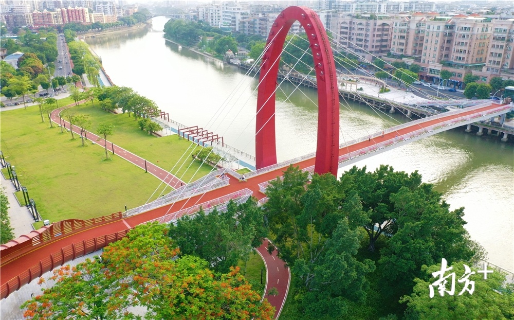 釜山人行天桥横跨美丽的蓬江河，适合沿着河畔绿道漫步。杨兴乐 摄