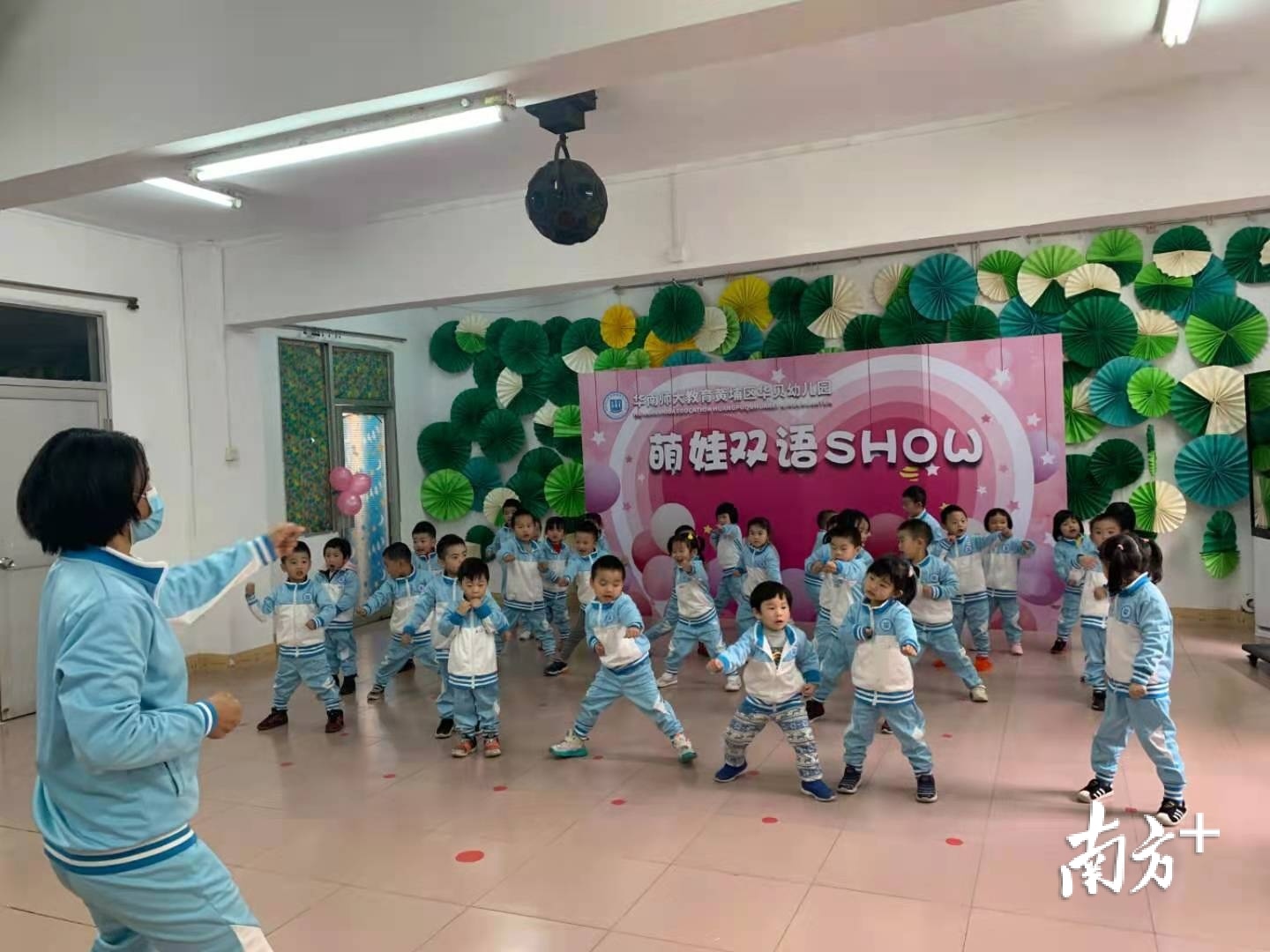 华南师大教育黄埔区华贝幼儿园举行萌娃双语SHOW活动。