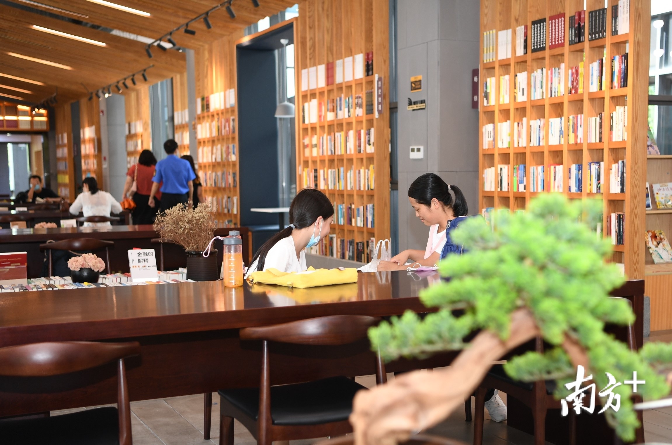 江海区龙溪湖阅读中心是读书好去处。杨兴乐摄