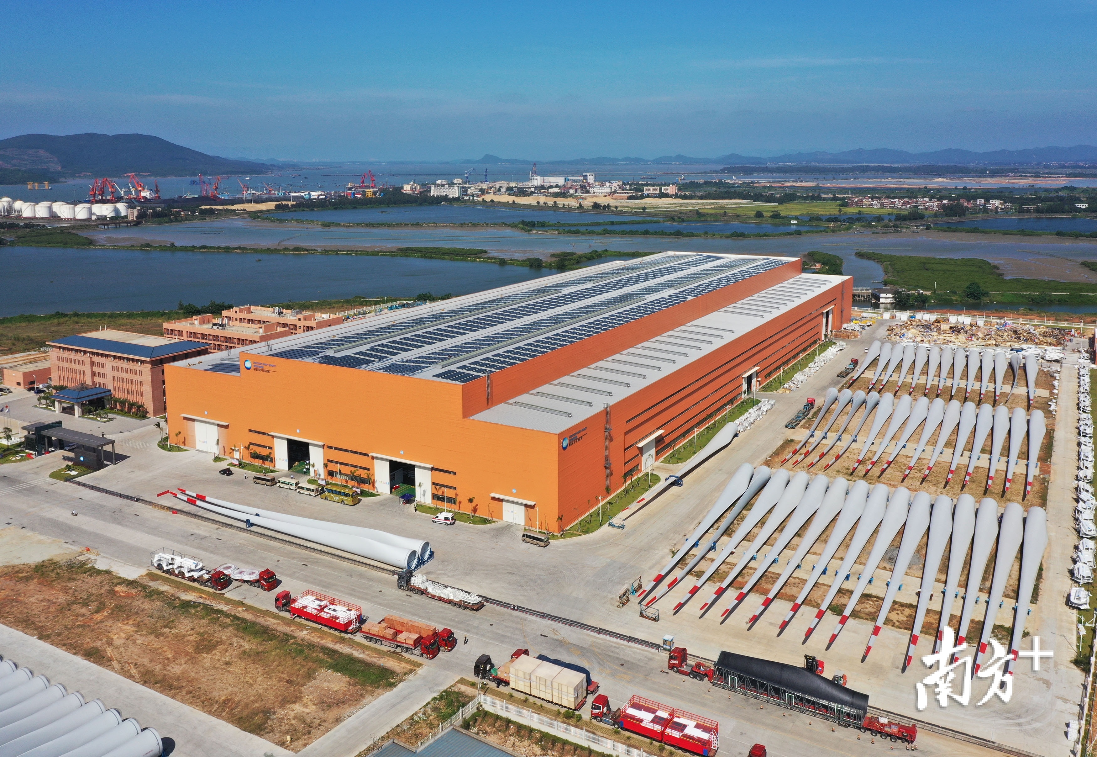 阳江合金材料、风电等主导产业加快发展，图为明阳风电装备制造基地。