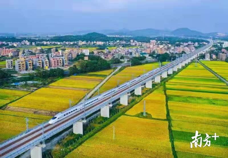 阳江正加快与“双区”交通设施“硬联通”，江湛铁路已经通车，目前正重点推动时速350公里的广湛高铁阳江段建设。