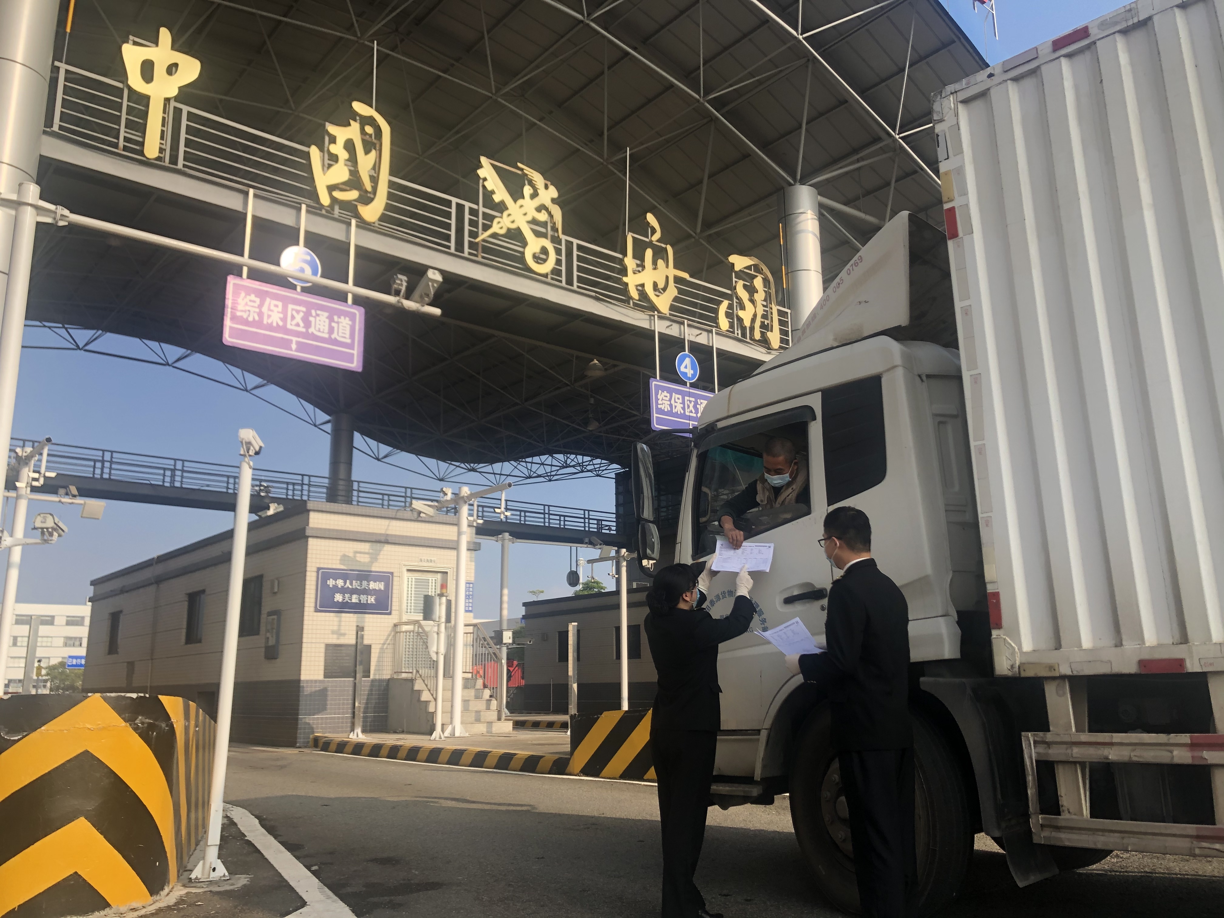 沙田海关关员监管虎门港综保区入区车辆