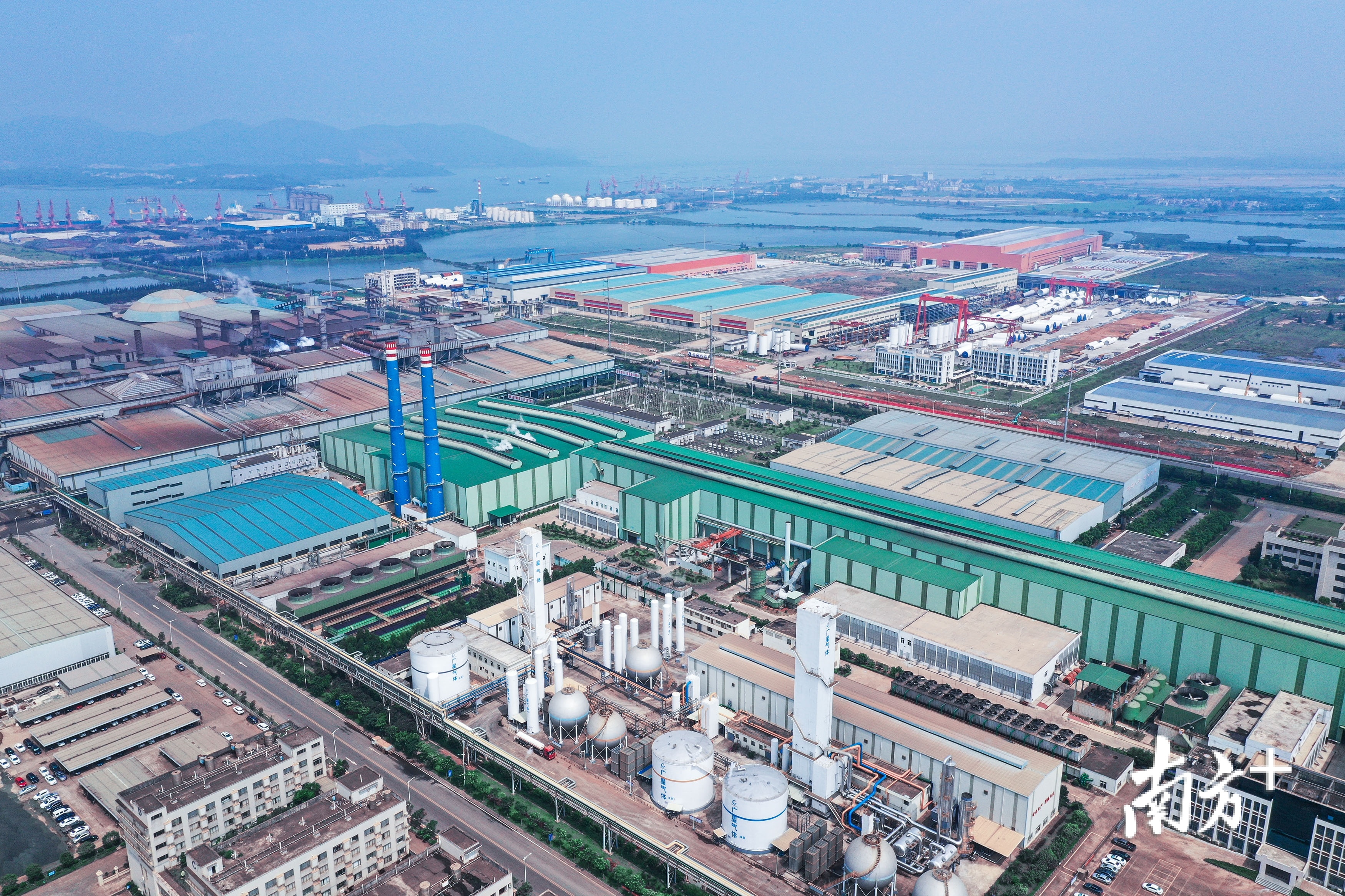 阳江坚持以“比较优势+龙头企业”模式推动产业发展，阳江高新区合金材料和风电产业正加快集聚发展。