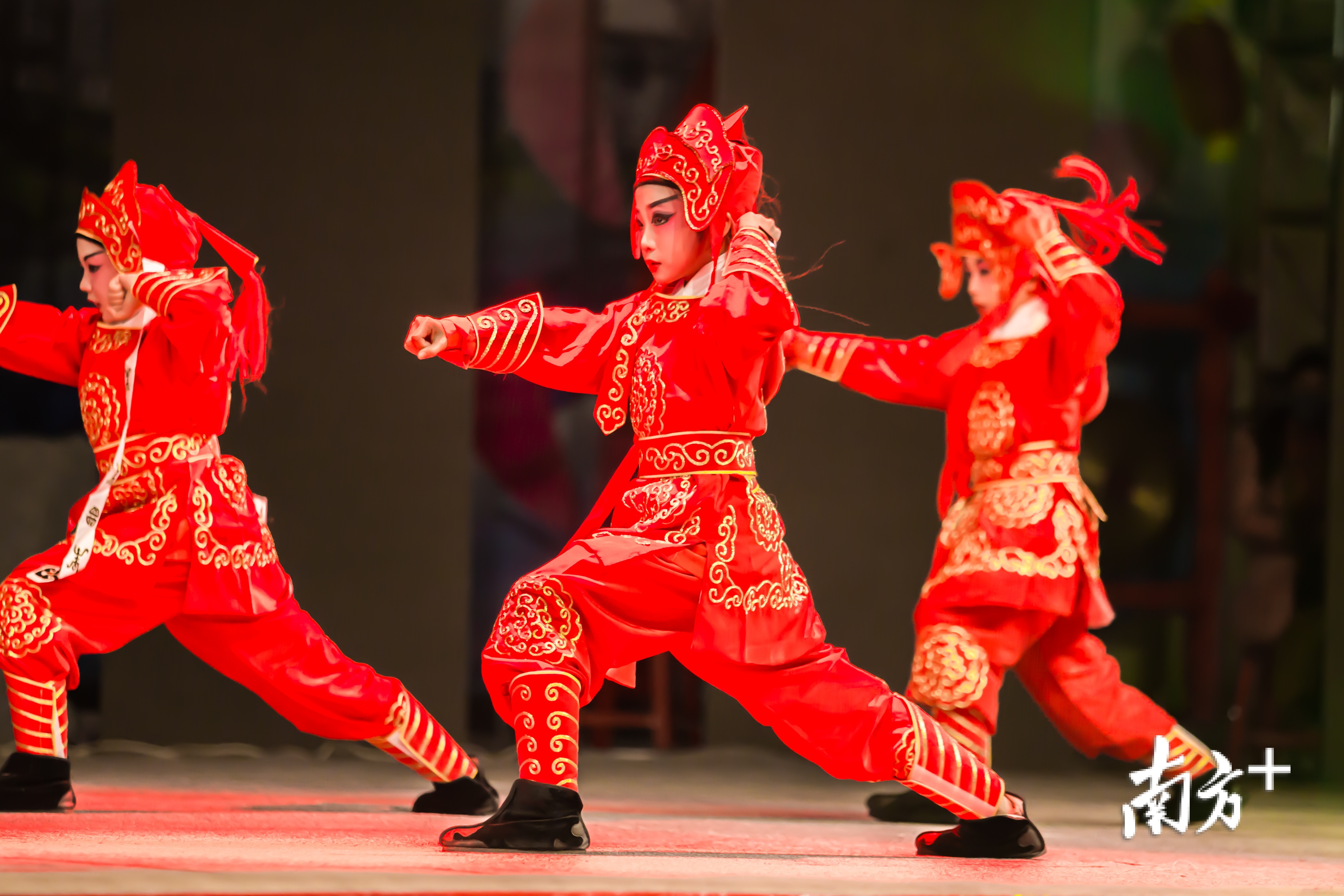 青少年被粤曲“圈粉”并走上舞台演出。 青少年被粤曲“圈粉”并走上舞台演出。