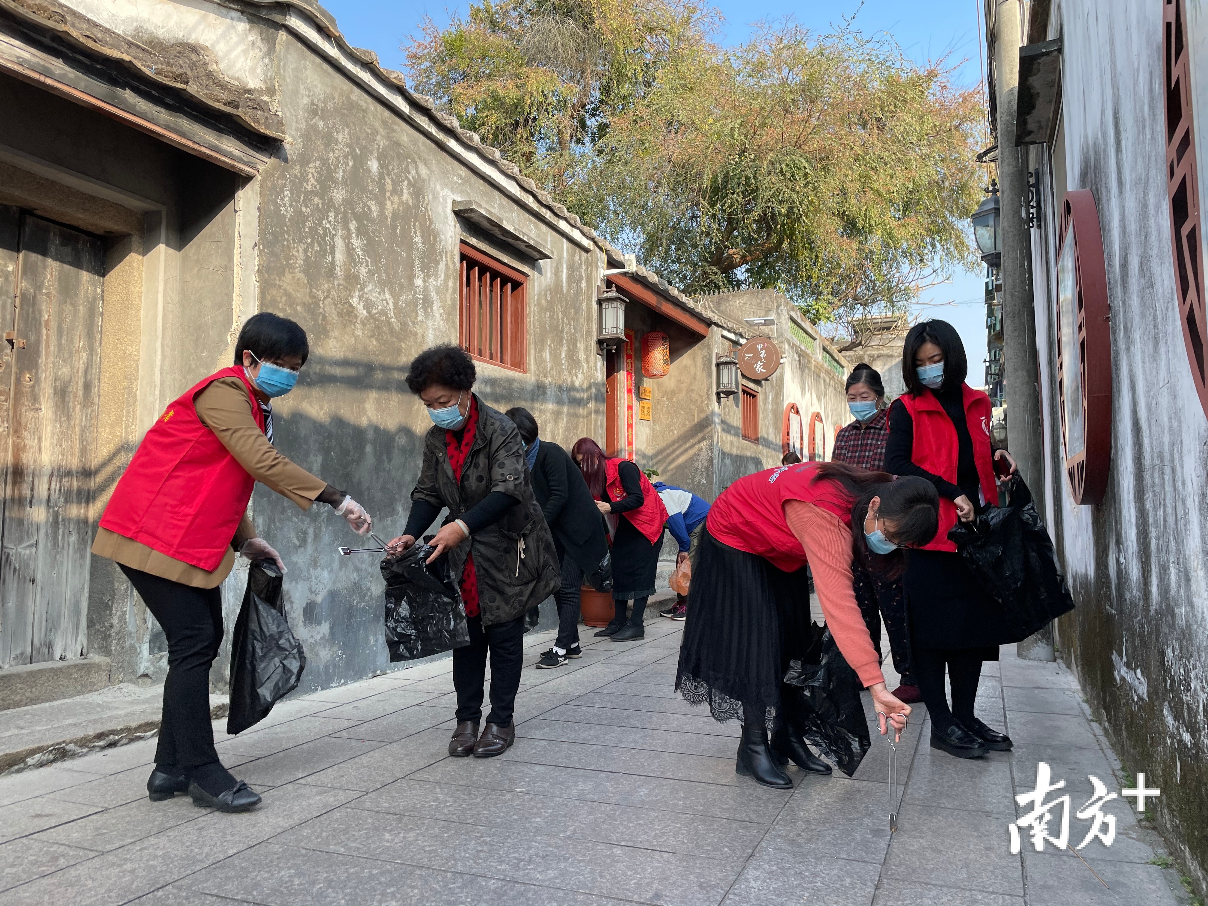 当天有志愿者20余人报名参与活动。 吴冰摄