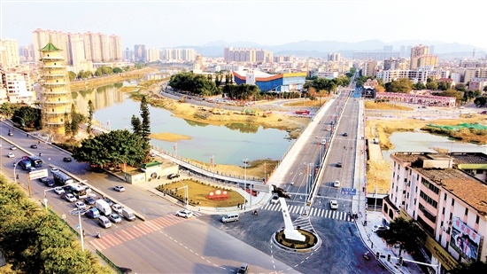 飞马大桥升级为全长360米、桥梁总宽32米、双向六车道的一座崭新大桥。 胡伟杰 摄