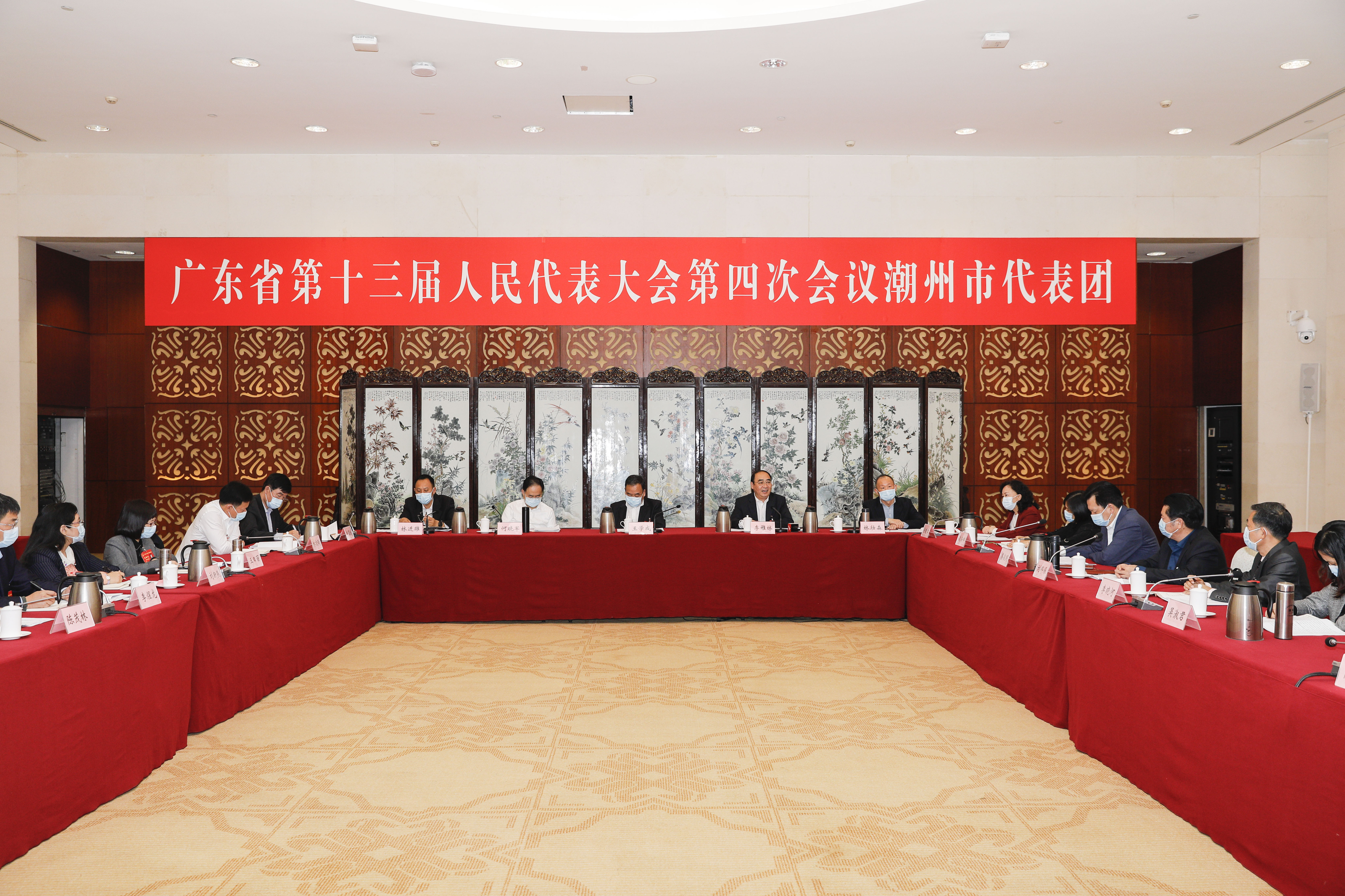 人大代表围绕报告、草案谈体会、议发展、提意见。潮州市人大办供图