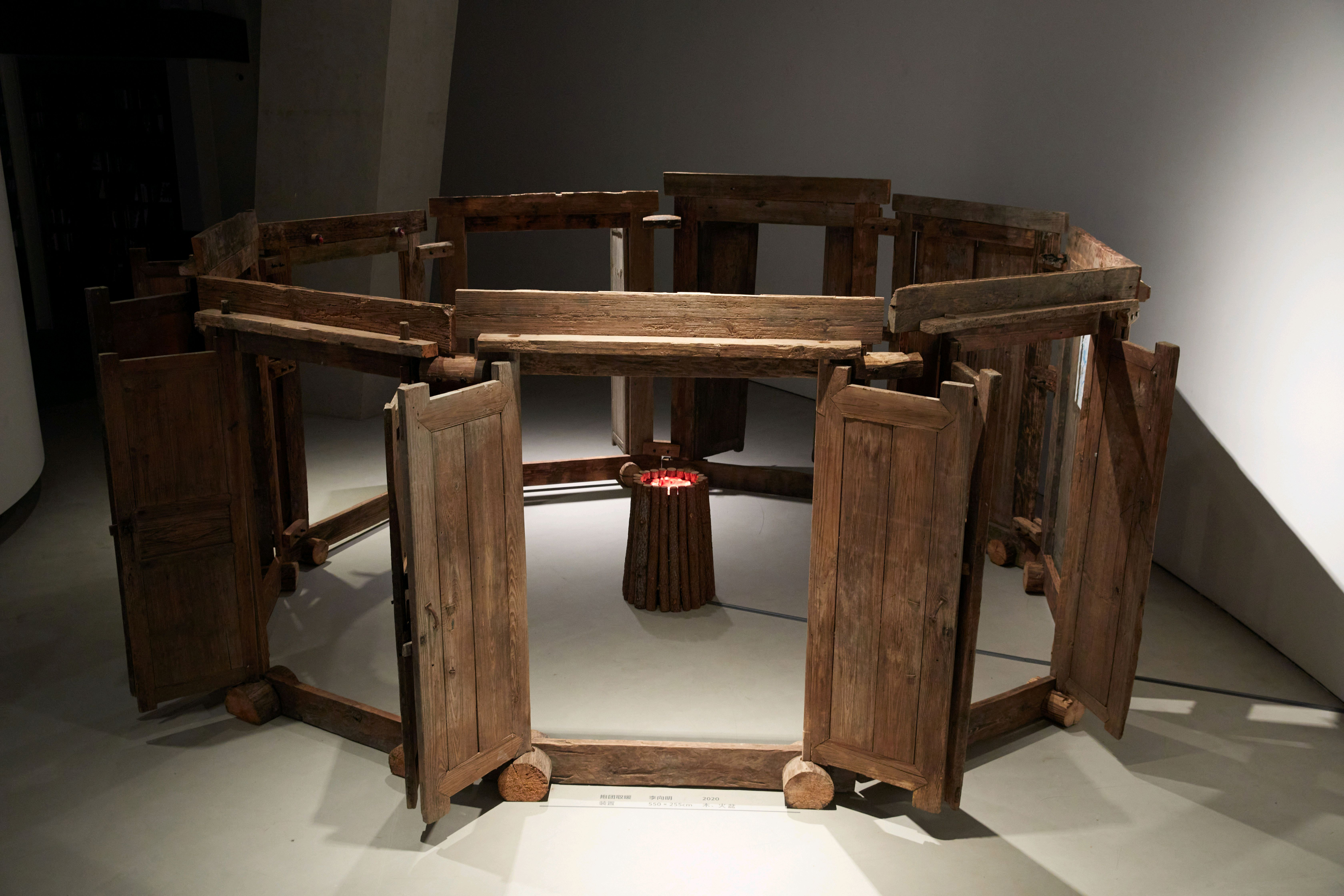 抱团取暖,李向明,装置,550×255cm,2020,木、火盆 抱团取暖,李向明,装置,550×255cm,2020,木、火盆