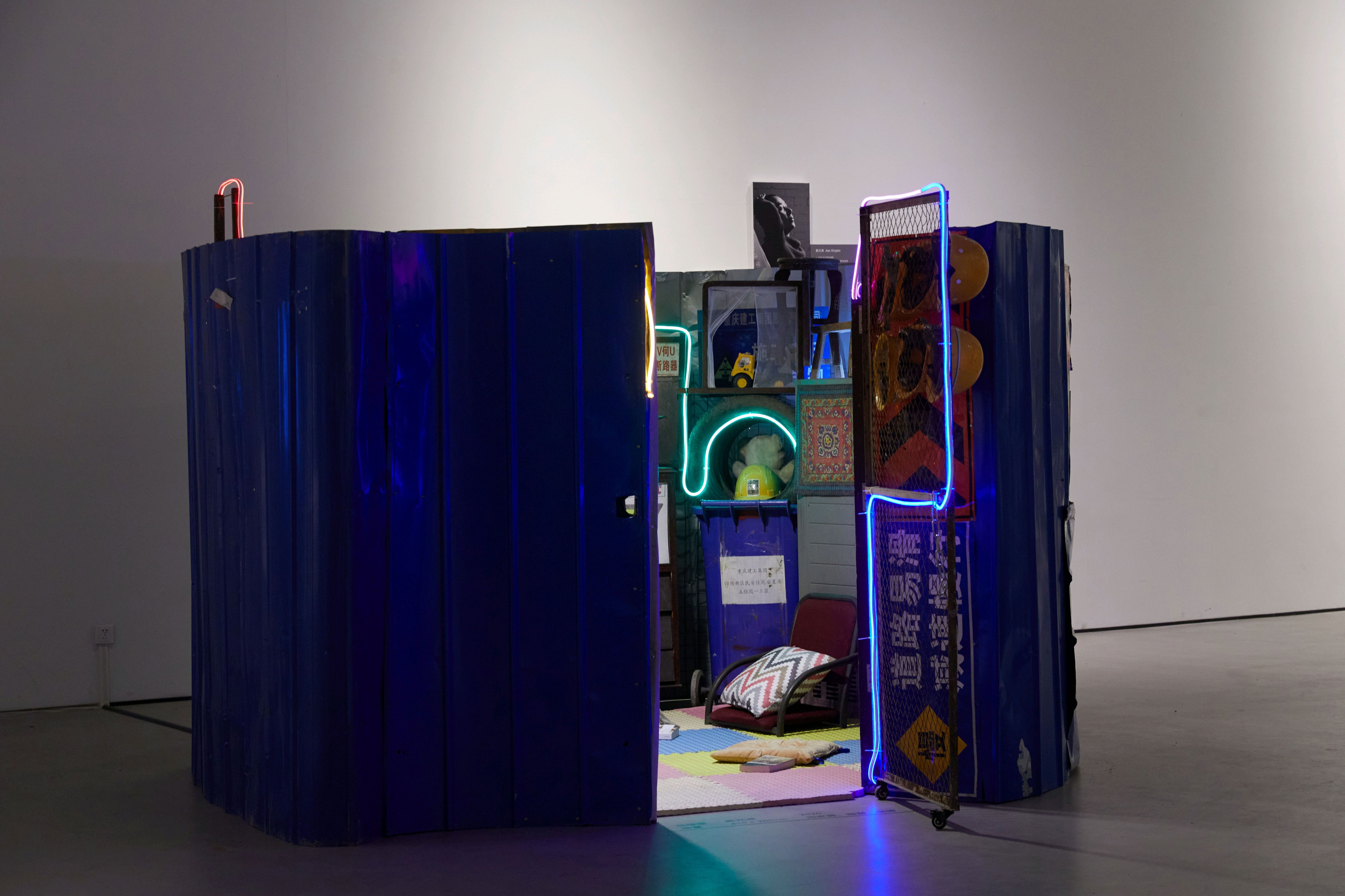 理想国,焦兴涛,装置,410x200cm,2020,旧家具、雕塑、书等 理想国,焦兴涛,装置,410x200cm,2020,旧家具、雕塑、书等