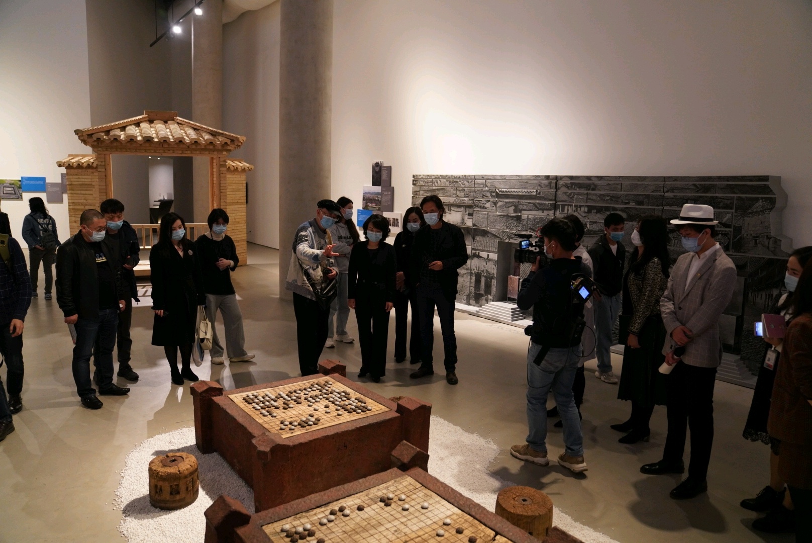 弈,应天齐,安海峰,装置,270×220cm,2020,陶瓷棋子、木、石膏