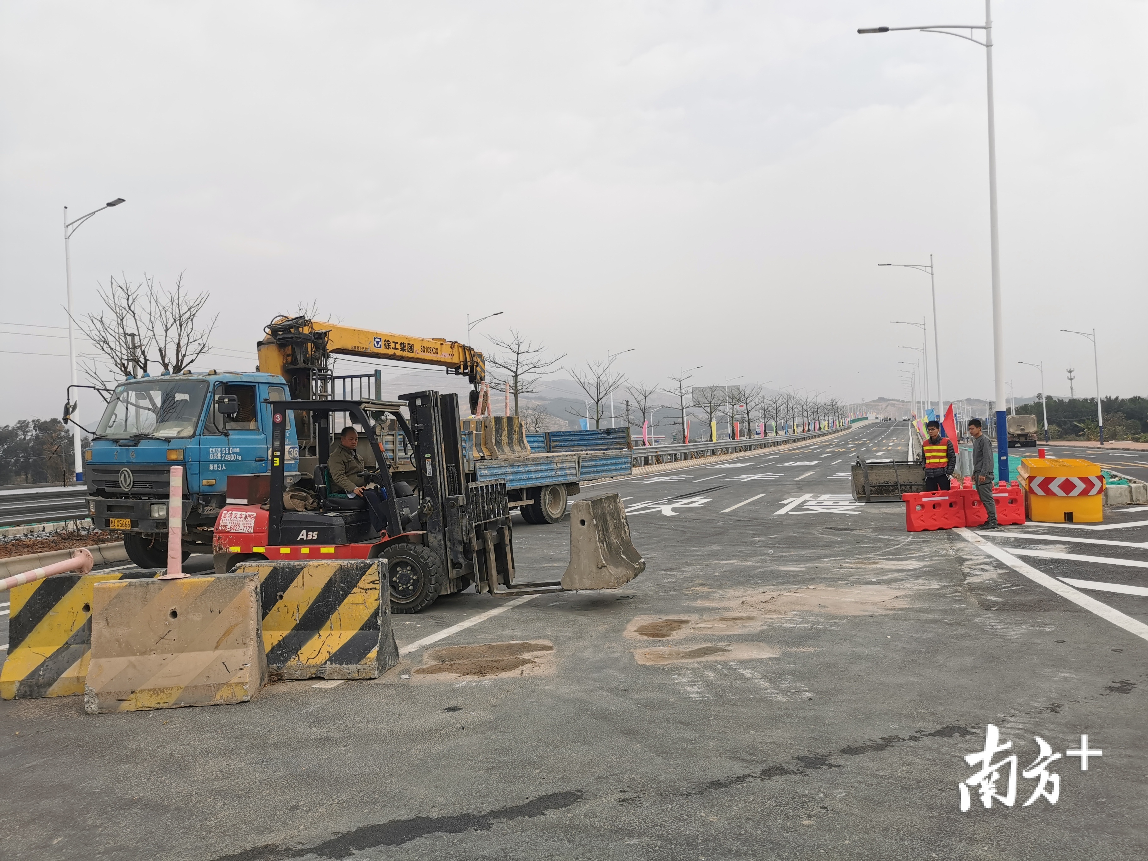 清除路障,准备通车。盛正挺 摄 清除路障,准备通车。盛正挺 摄