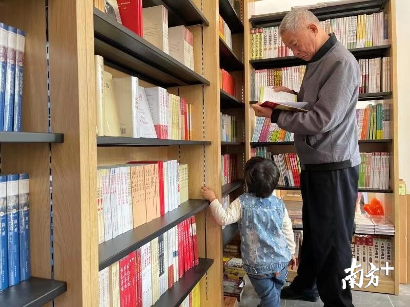 当天已有村民进入书店阅读。