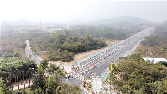 高铁客运站场路是恩平市城区联通江湛铁路恩平站的唯一高等级公路。 胡伟杰 摄