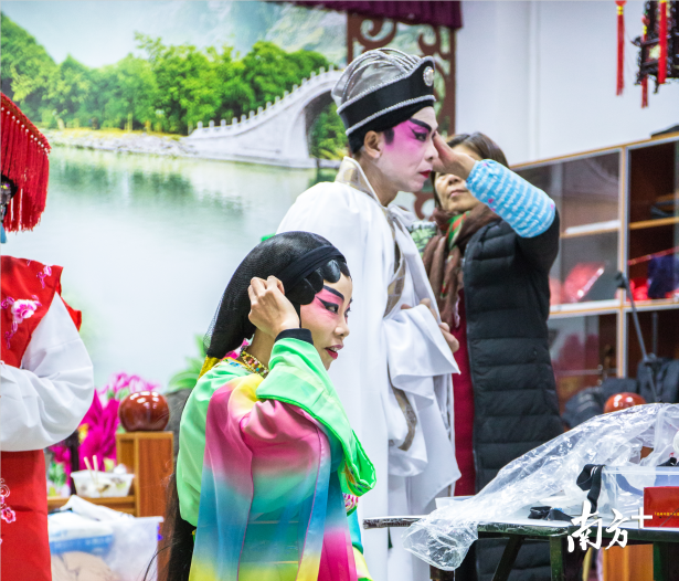 粤曲演员在后台化妆。 粤曲演员在后台化妆。