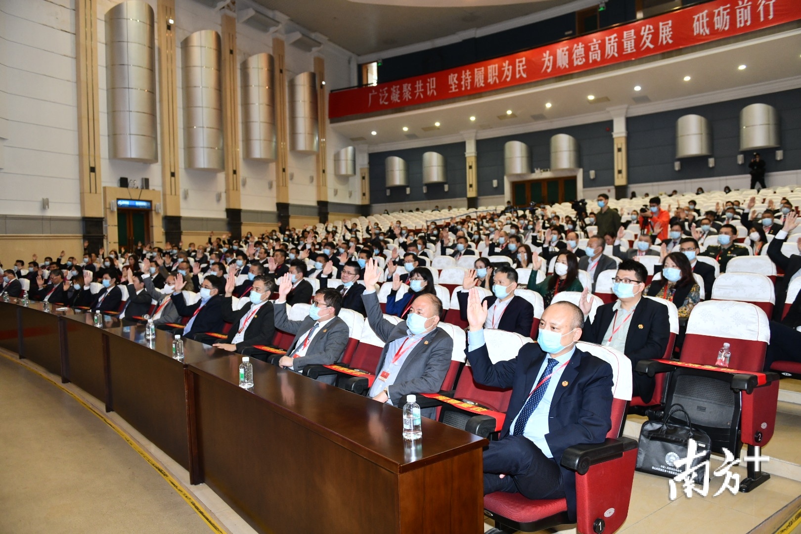 会议审议通过了多项报告。 会议审议通过了多项报告。