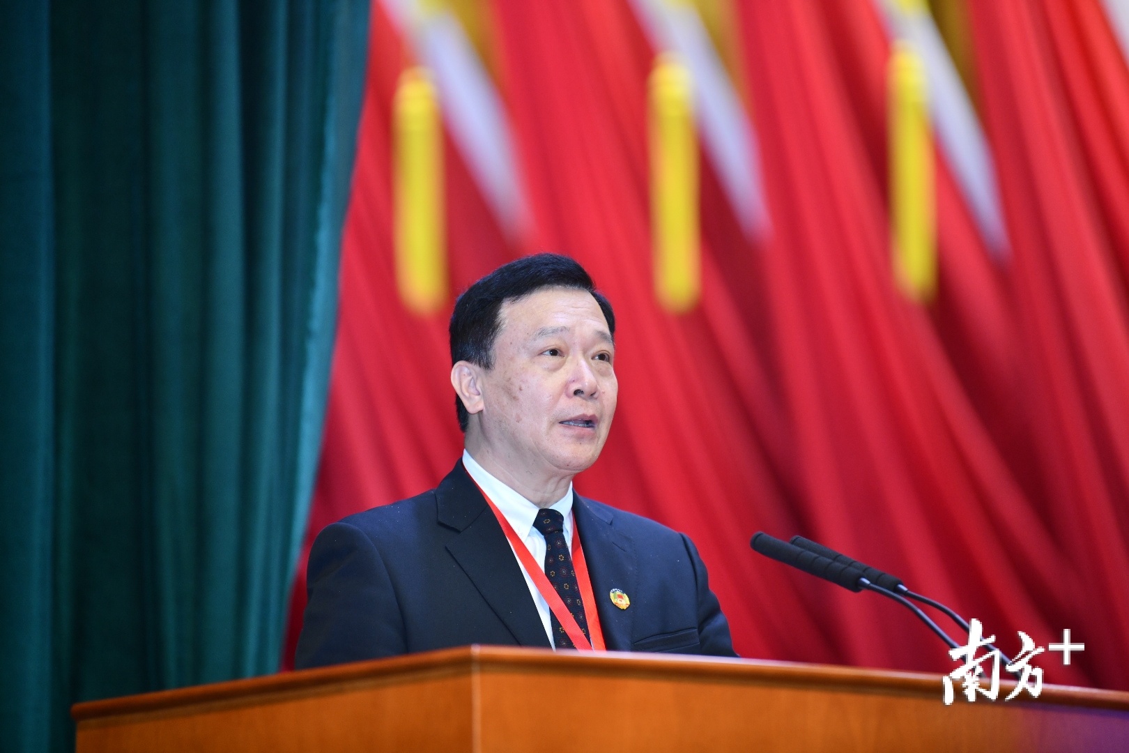 顺德区政协主席周文在大会闭幕式上作总结发言。