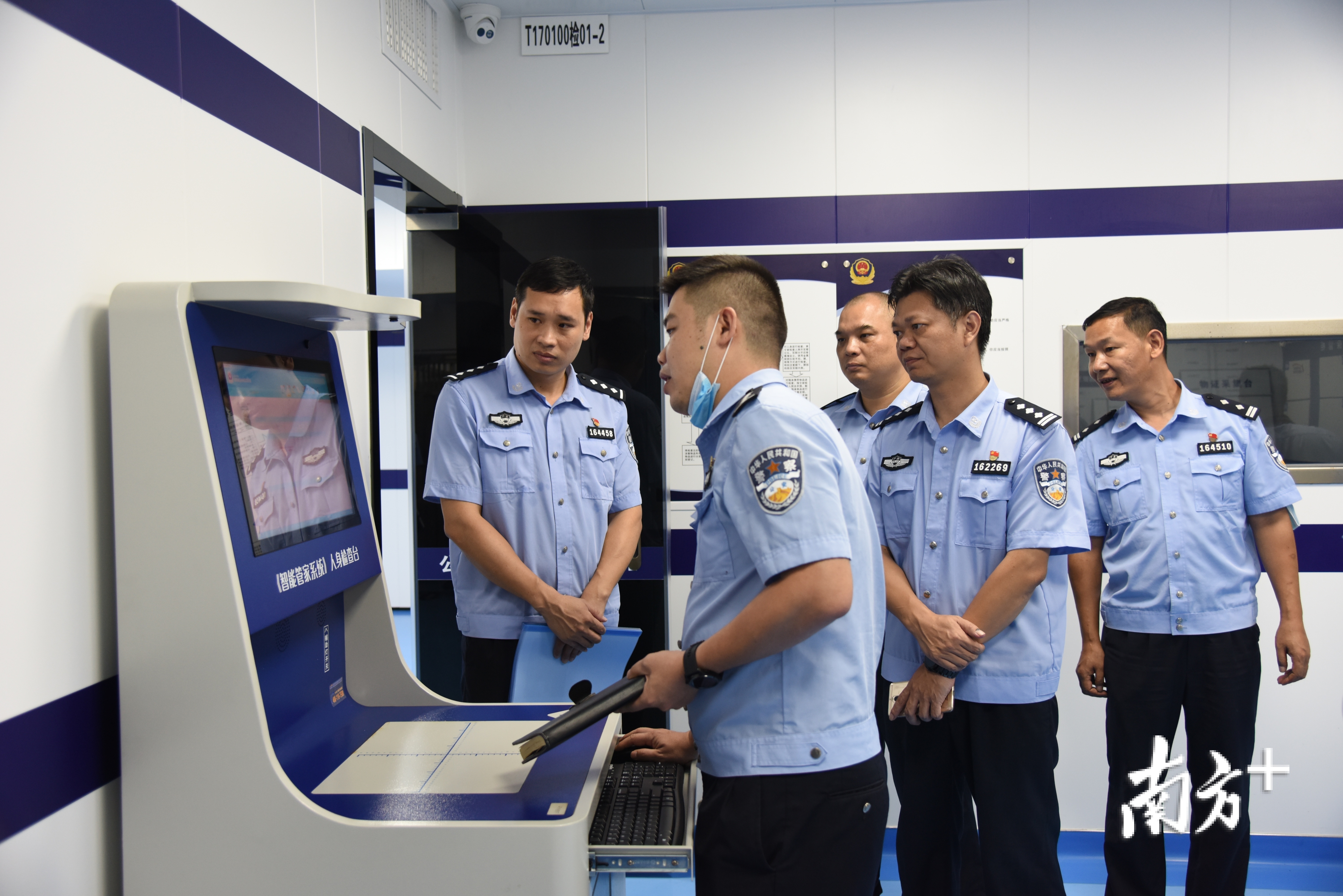 谷都派出所自助办证机。