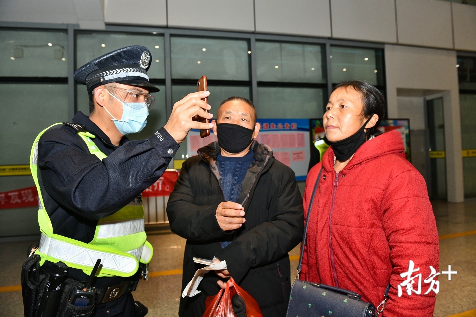 佛山西站为出行旅客提供人脸识别技术服务。