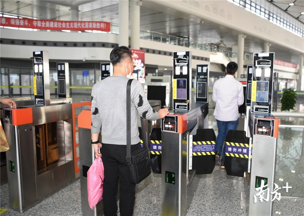 乘客刷身份证进入大厅候车。杨兴乐 摄