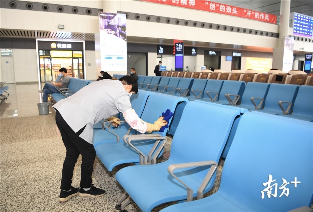 车站座位做好保洁，不留卫生死角。杨兴乐 摄