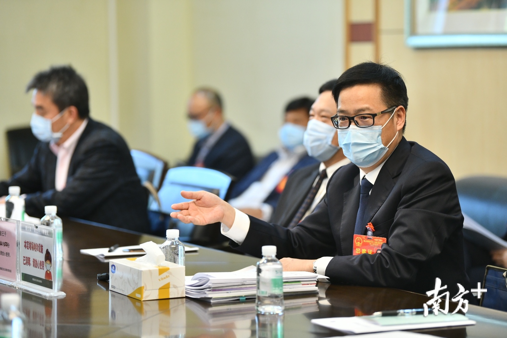 顺德区人大常委会主任冼阳福参与北滘代表团分组讨论。