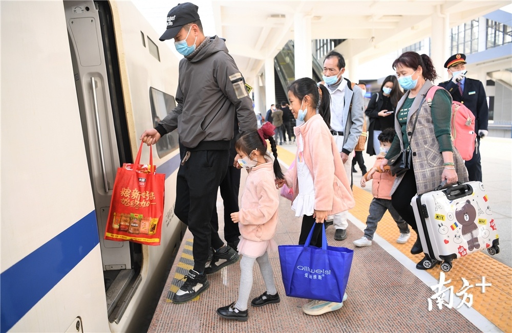 春運首日,乘客從江門站搭乘高鐵回家.楊興樂 攝