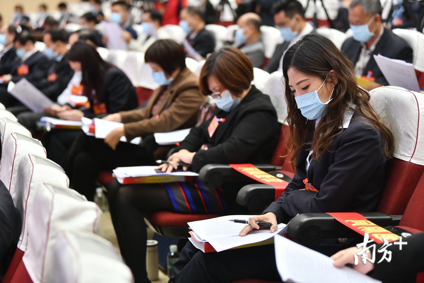 与会的顺德区人大代表听取和审议区政府工作报告、区人大常委会工作报告等多份工作报告。