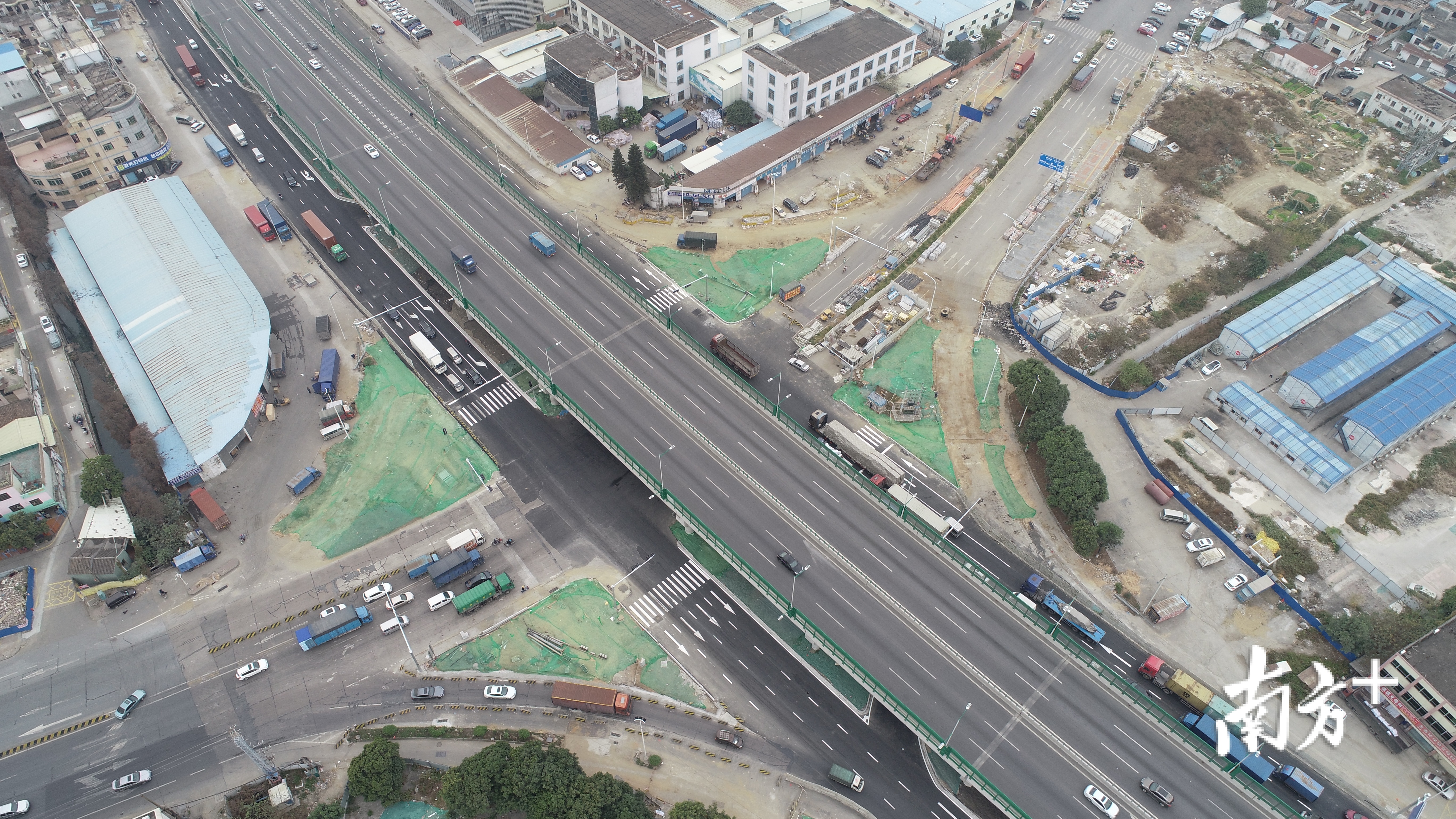 1月28日，105国道桂南路口立交辅道顺利通车。通讯员供图