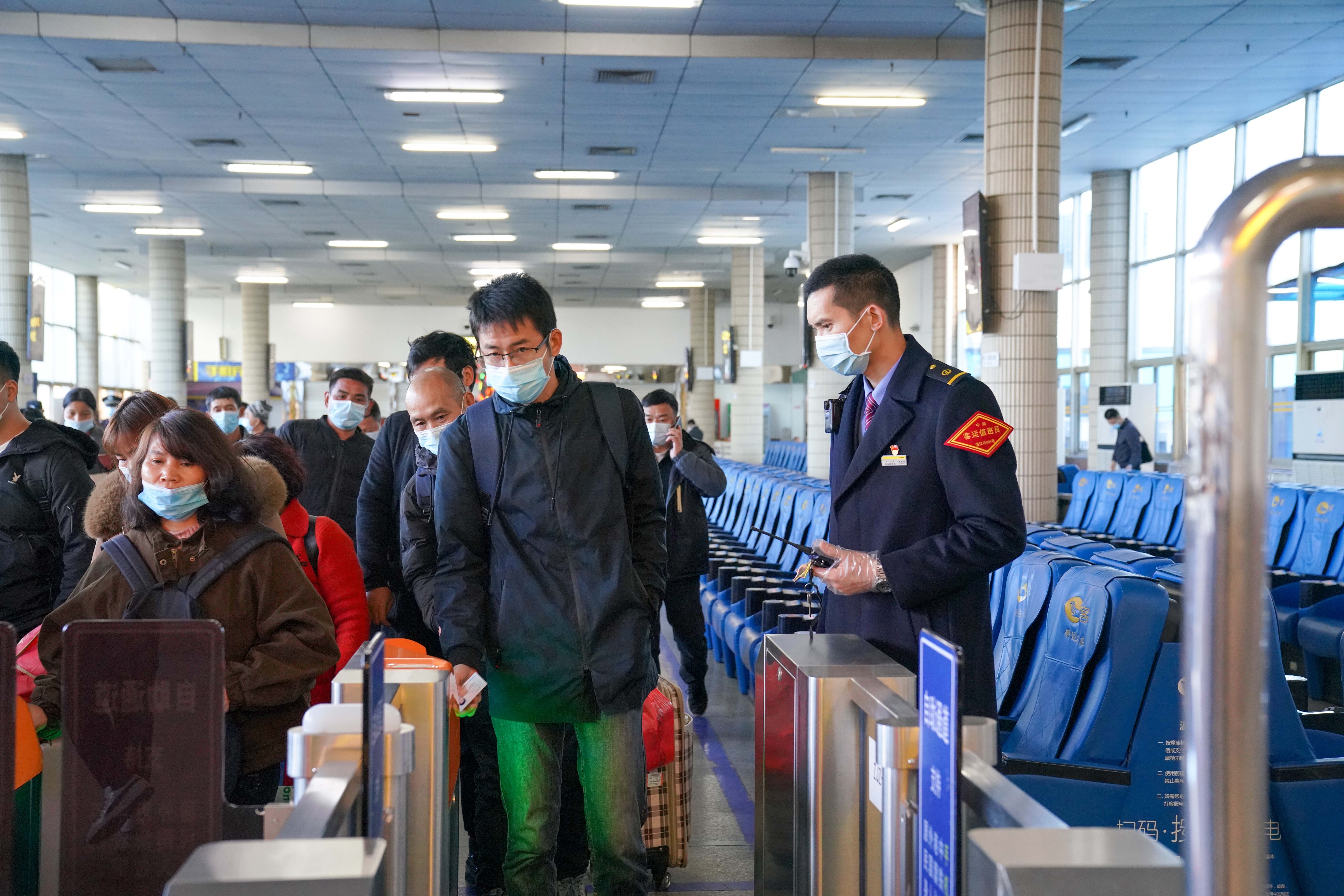 春运首日，湛江站优化客运组织，加强疫情防控，保障旅客安全有序出行。图为客运值班员引导旅客通过自动闸机便捷进站乘车。