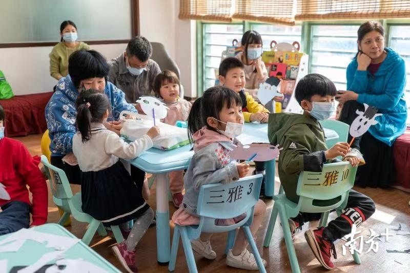 在雅居乐自助图书馆开放当日，现场举行绘本活动、晖春送福、英语互动体验、猜灯谜、成语接龙游戏等活动。