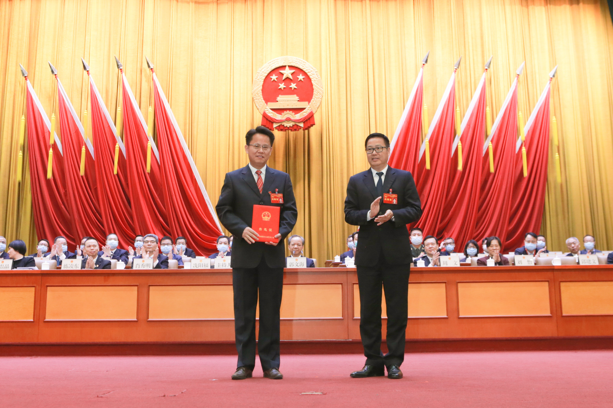 顺德区人大常委会主任冼阳福（右）向王勇（左）颁发当选证书。顺德区委宣传部供图