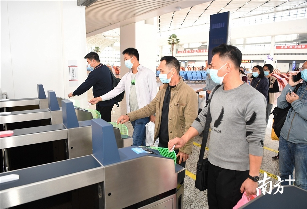 乘客刷身份证验票准备上车。杨兴乐 摄