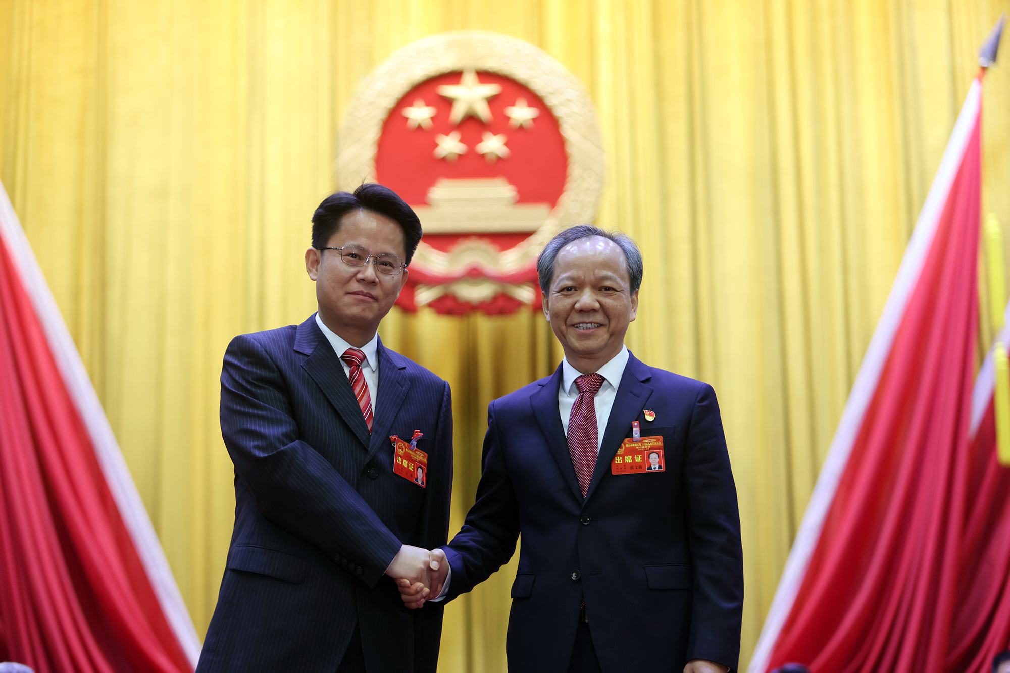 在佛山市委副书记、顺德区委书记郭文海监誓下，王勇进行宪法宣誓。随后郭文海向王勇表示祝贺。珠江商报记者 周焯杰 何冠洪 摄