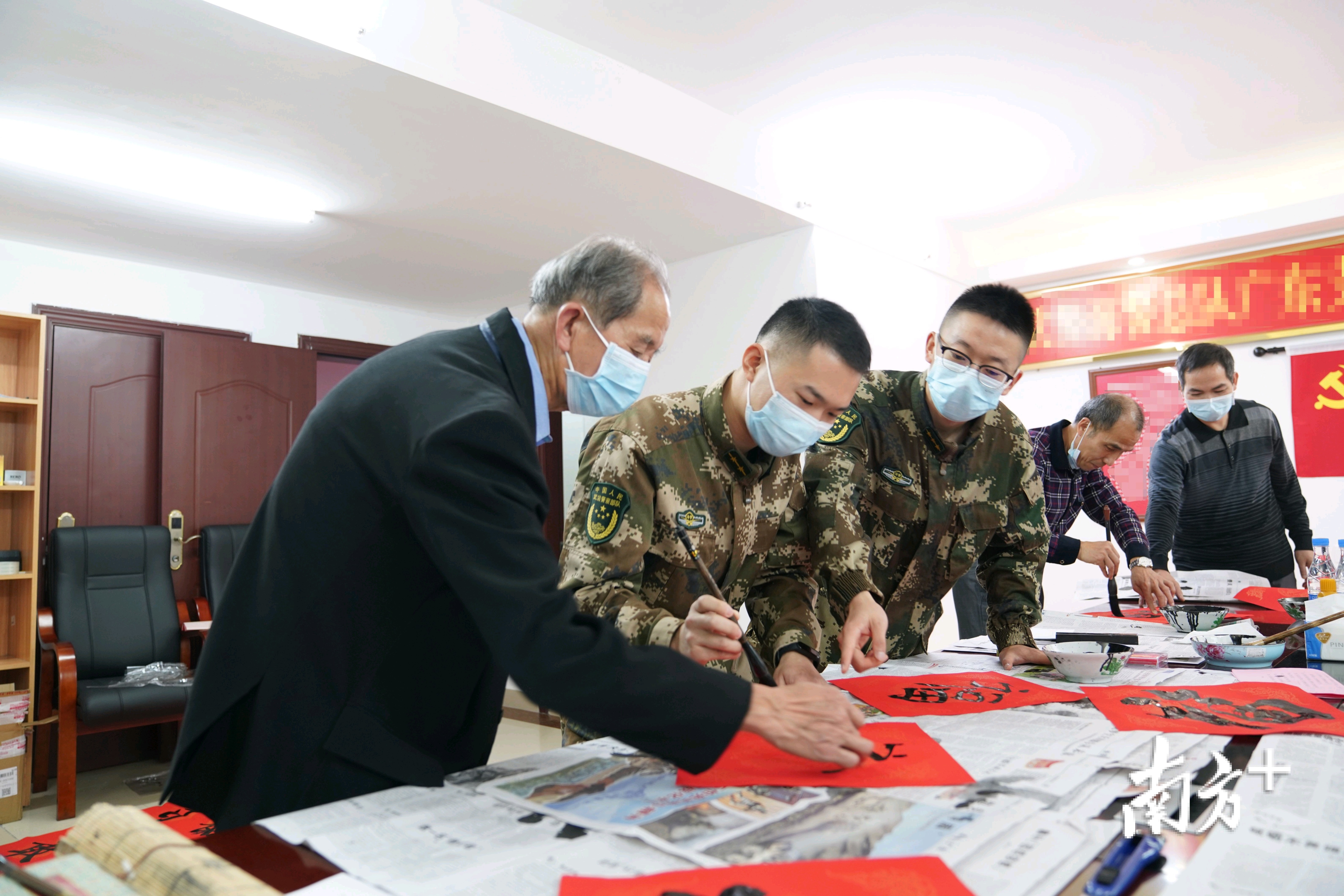 多圖廣東陽江海警局陽西工作站舉辦書畫送祝福活動