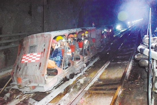 工人们乘坐缆车返回地面。