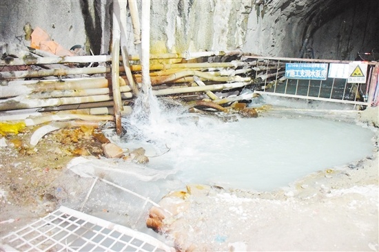 地下实验室每天要排出大量地下水。