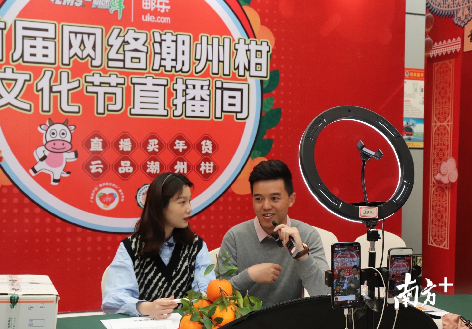 乡村服务官王泽豪变身网络主播，在网络平台卖力为潮州柑代言带货。叶彤 摄