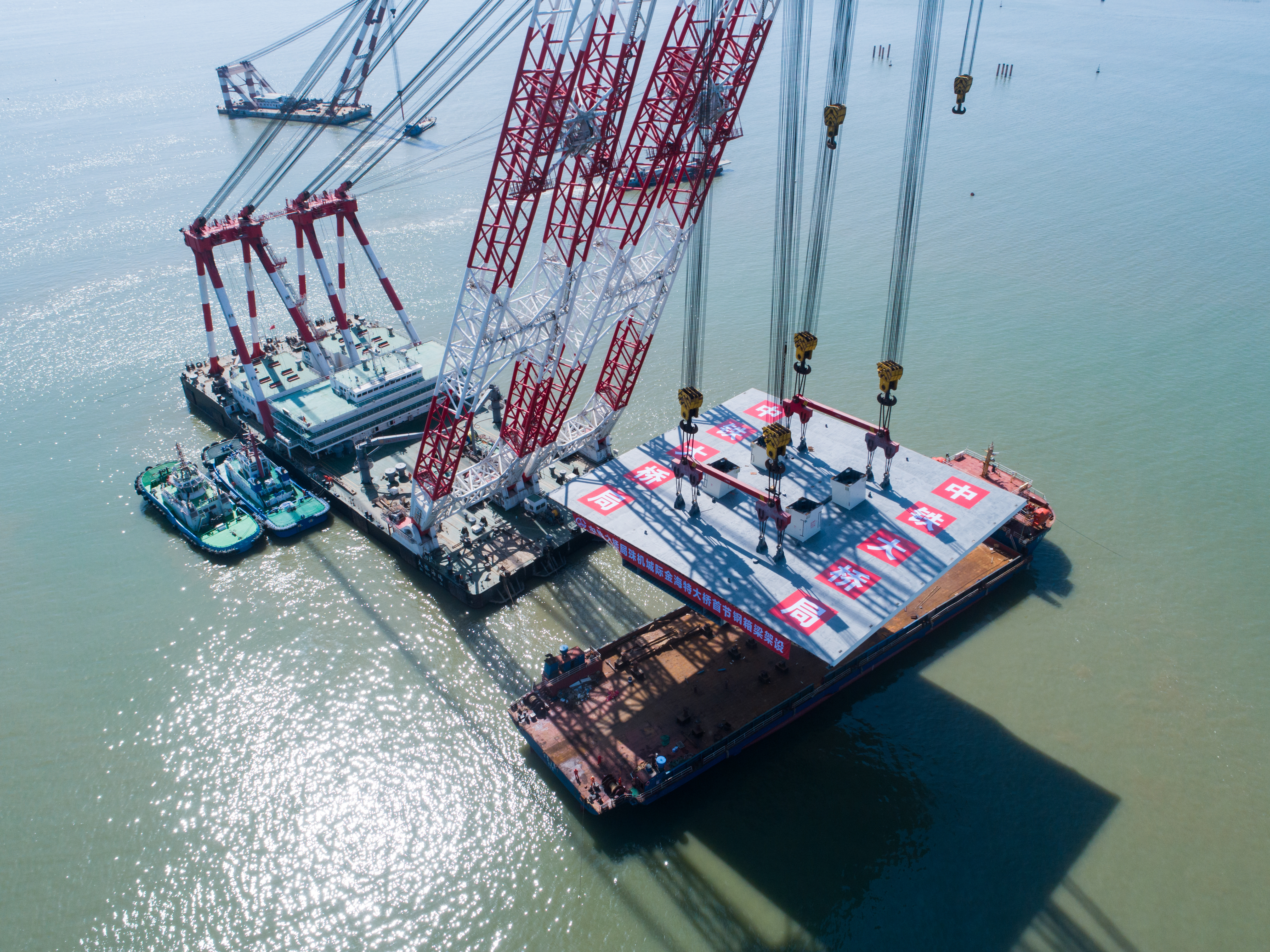 金海大桥首节段钢箱梁成功架设。