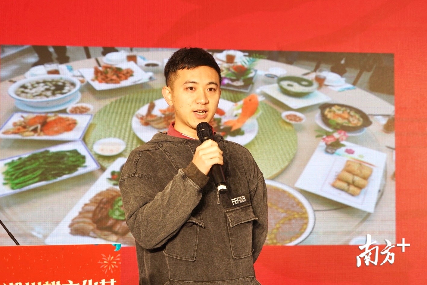 潮州市乡村服务官吴淙冰走上舞台为全国网友和现场观众推介潮州柑宴。谭家富 摄