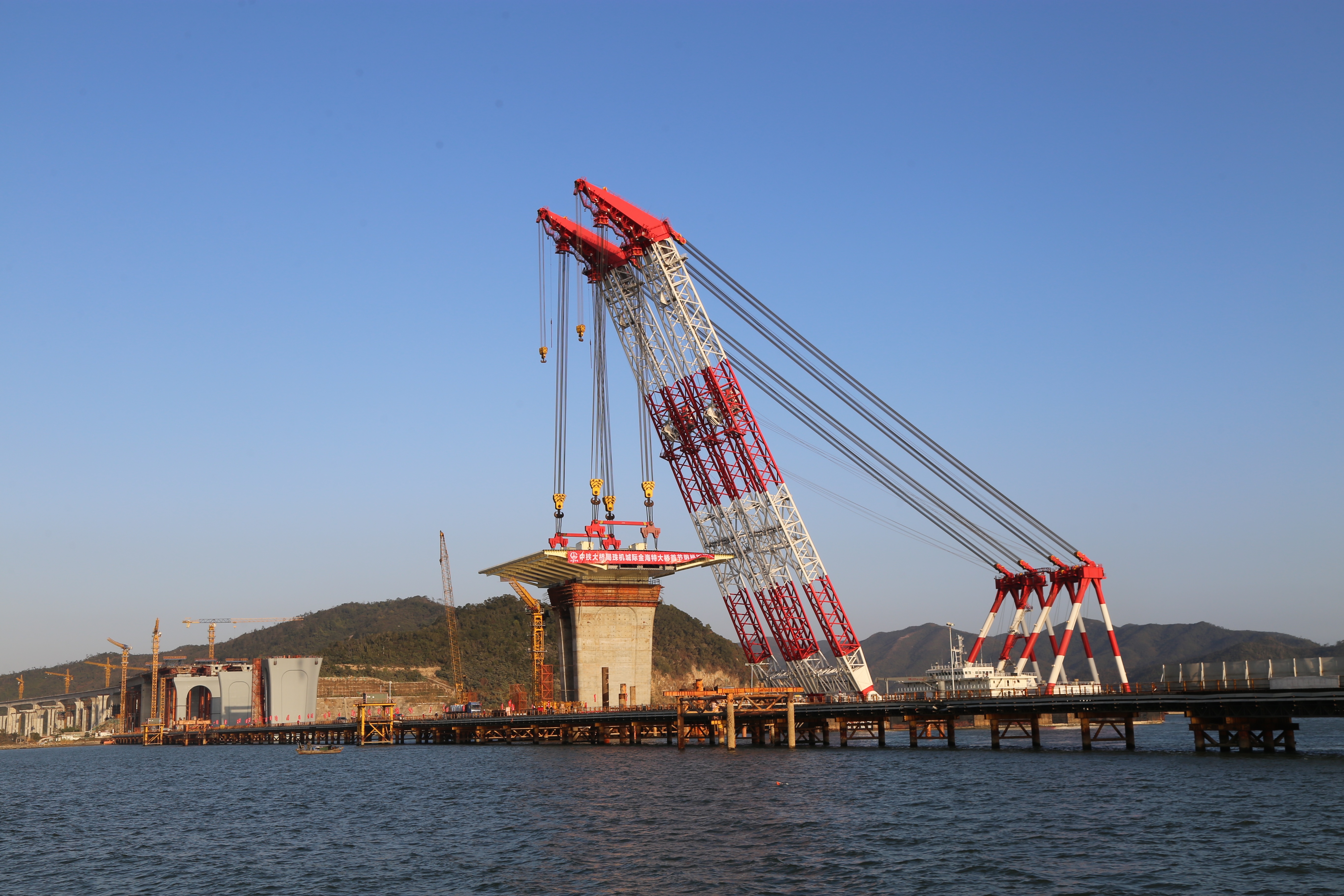 2220吨珠海金海大桥首节段钢箱梁成功吊装