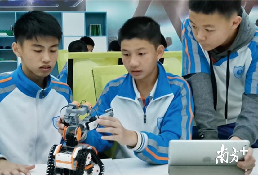 松山湖实验中学学生在未来教室调试成型机器人。