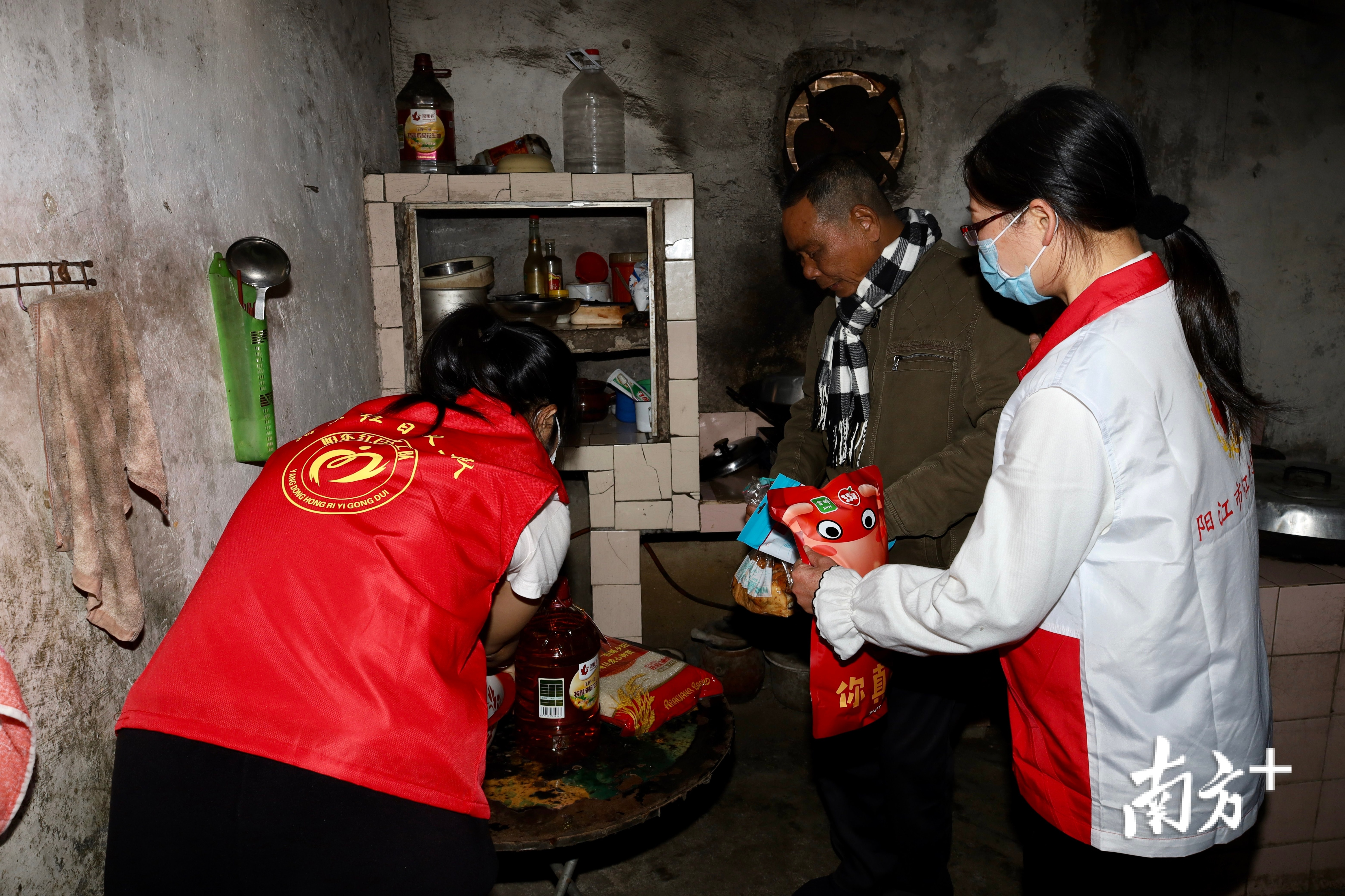 走进老人家中送上粮油等慰问品。