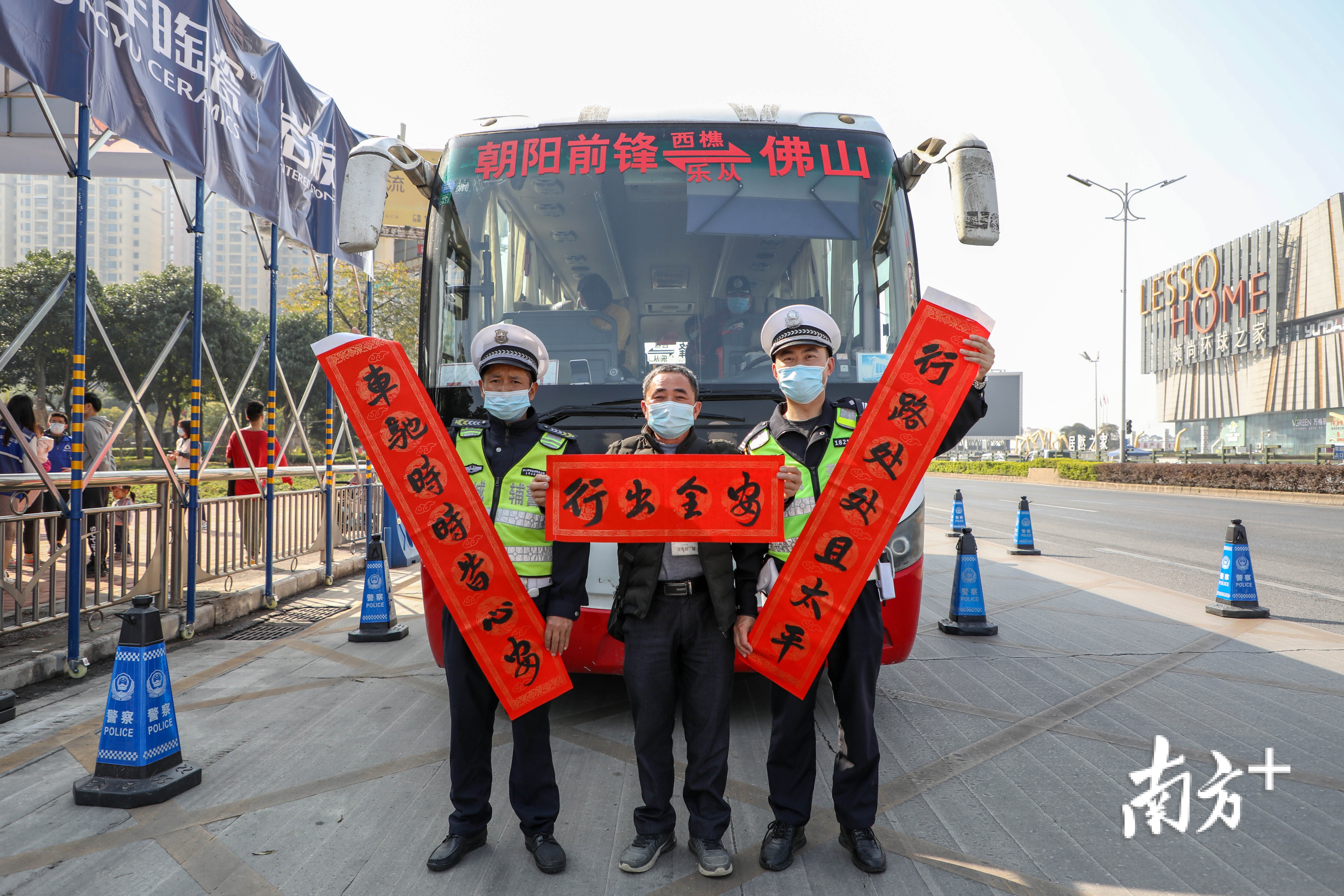 司机们收到民警亲手书写的平安福字。