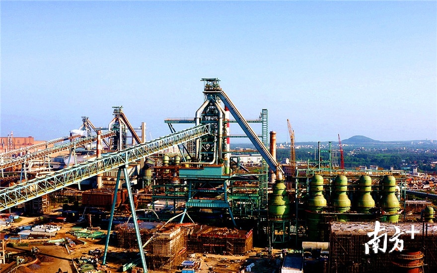 宝钢湛江钢铁基地三号高炉建设项目正加快建设，力争今年6月建成投产。梁清松&nbsp;摄