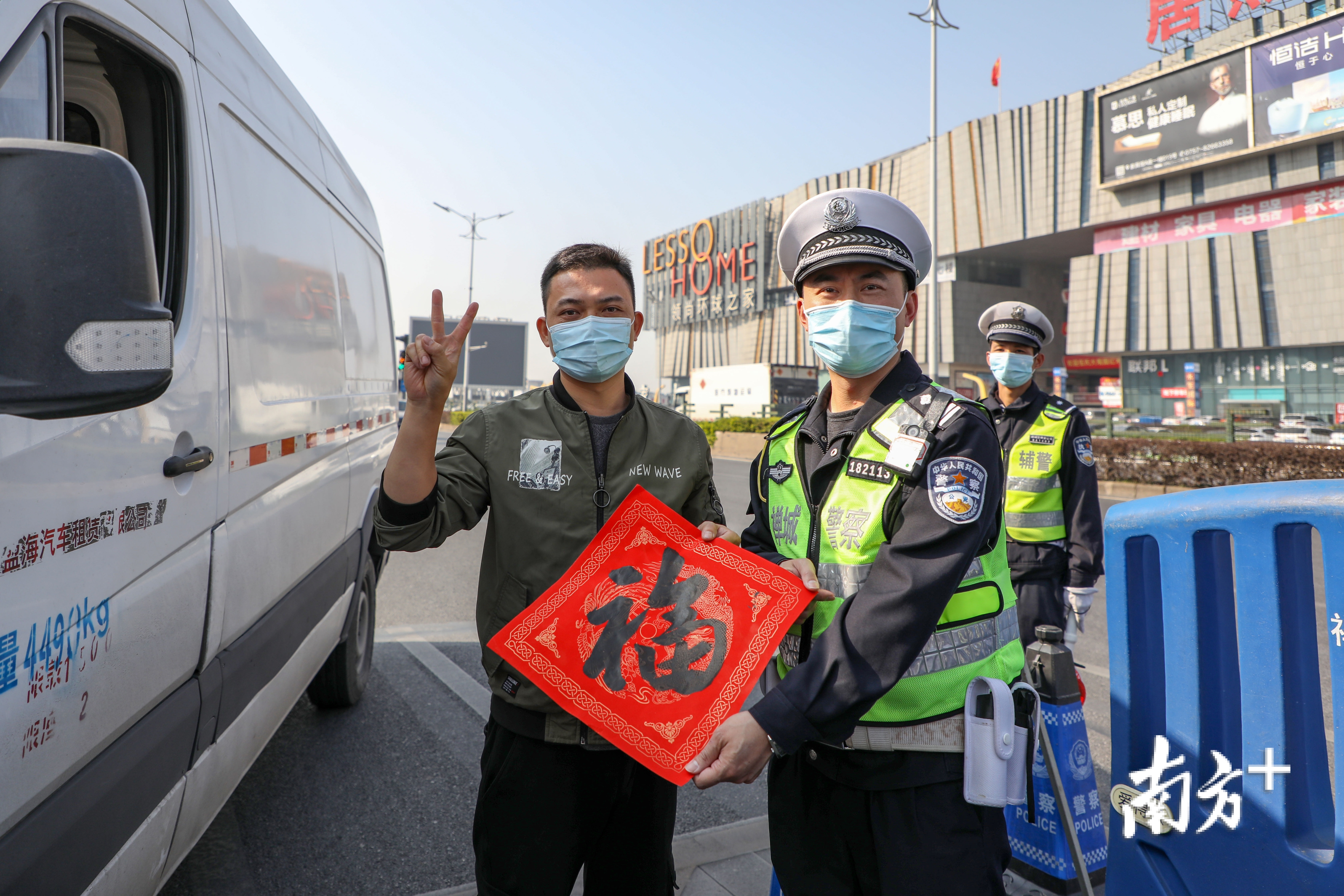 民警向每个司机派发交通安全对联和平安福。