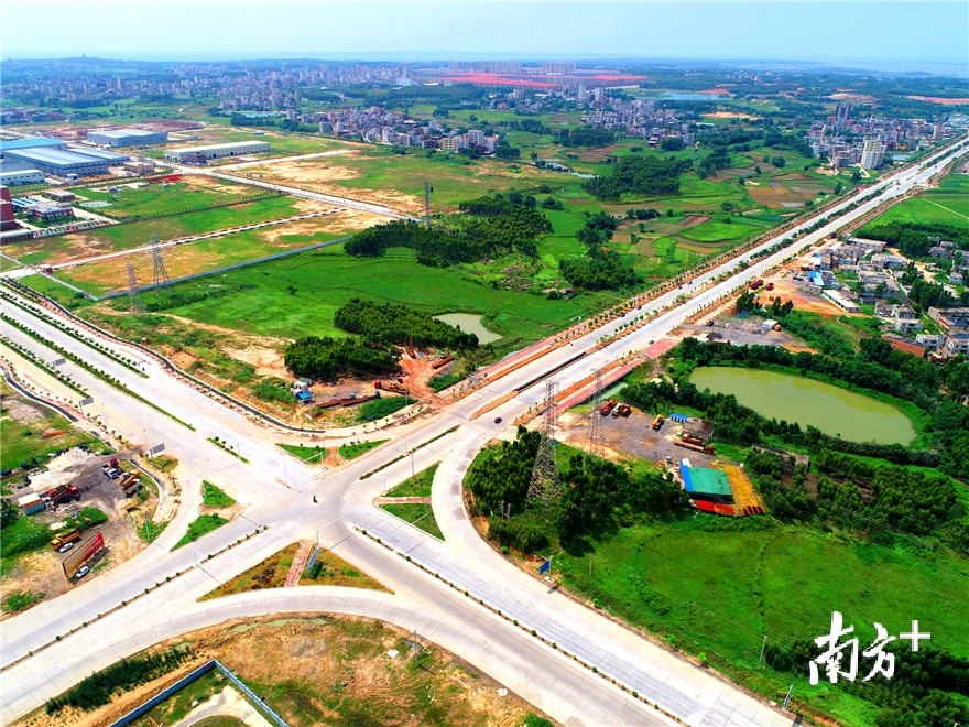 东海岛内交通设施加快完善，岛内基本形成了“一环三横四纵”的公路网。李文超 梁海涯 摄